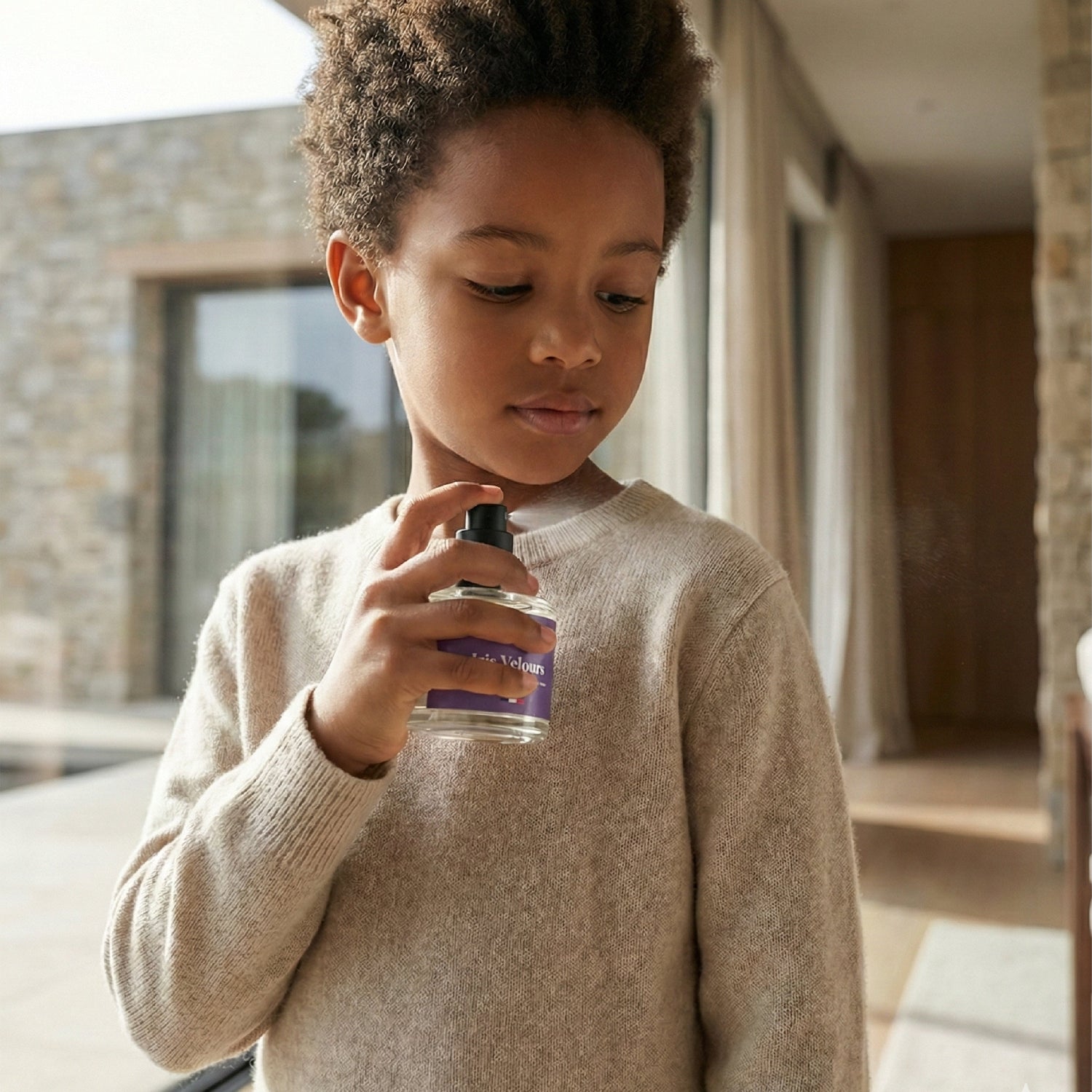 Iris Velours enfant_qui_se_parfume_avec_Iris_Velours