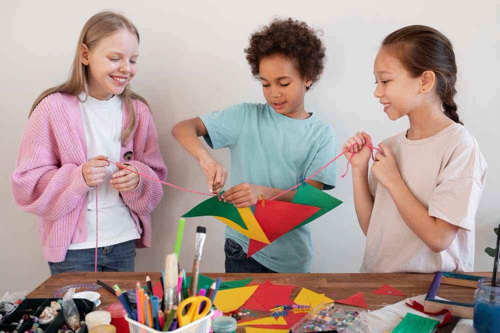 Quel cadeau offrir à un enfant créatif ? 10 idées qui stimulent l’imagination (2025)