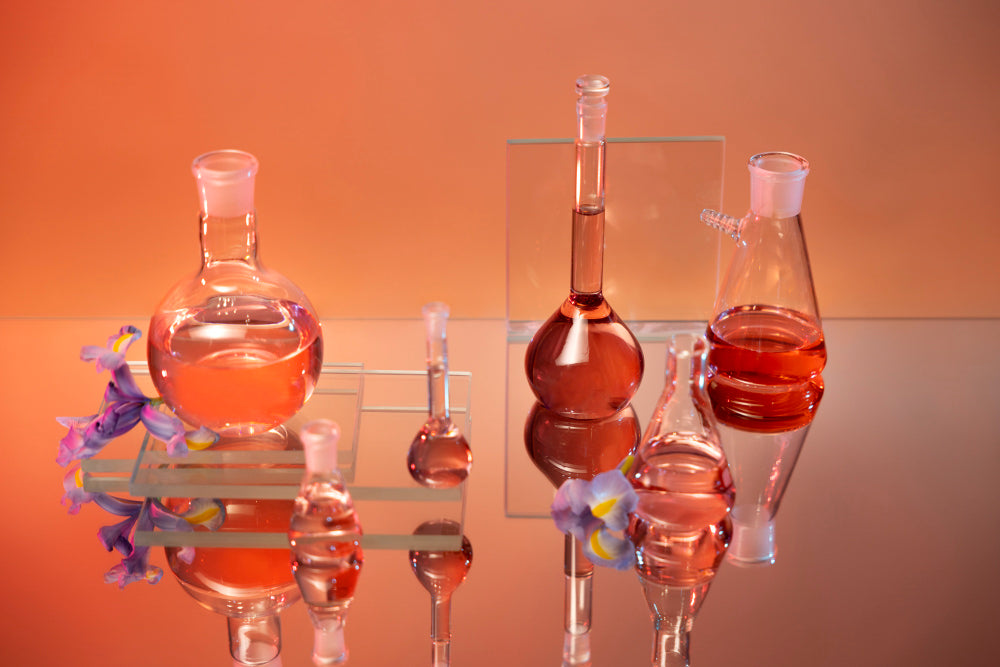 Naturel ou chimique : que contient vraiment un parfum ?
