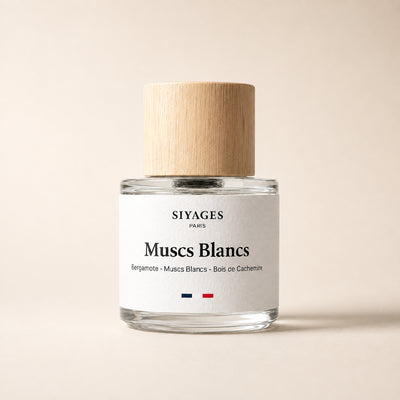 Flacon de muscs blancs Siyages avec étiquette élégante, mettant en valeur la fragrance douce et florale du parfum.