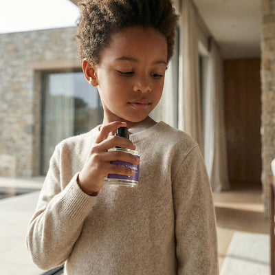 Iris Velours enfant_qui_se_parfume_avec_Iris_Velours