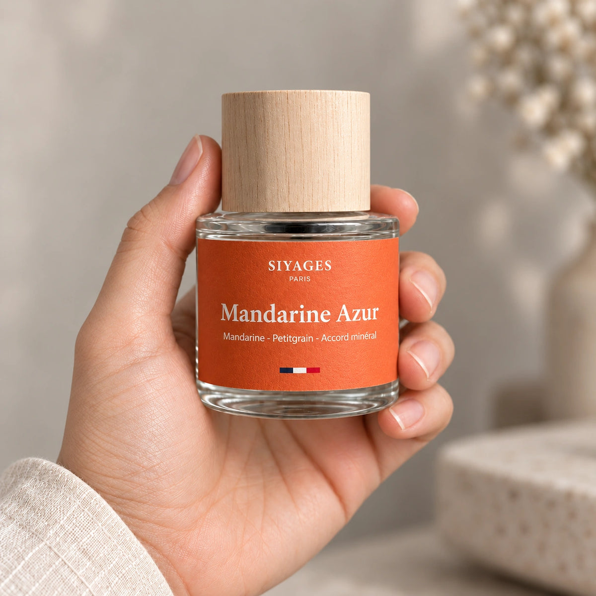 Mandarine Azur Siyages, parfum permanent aux notes d’agrumes, flacon orange visible en gros plan
